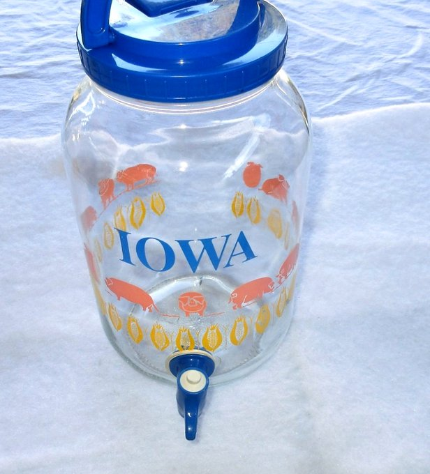 rusticrelics04's tweet photo. Vintage IOWA Farm Glass Beverage Sun Tea Jar Dispenser w/ lid & handle https://t.co/4hwexnCUg8……#eBay via
@eBay
#IA #IAFarm #Farmer #farming #CountryLiving #CountryHumans #Pigs #corn #SweetCorn #Foodies #IowaState #Iowafarm #vintage #collectible #suntea #tea #kitchen #cooking https://t.co/aMzL7qD6CM