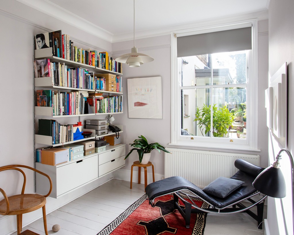 Reading room

A tranquil, naturally-lit corner of this West London home is the perfect spot to find some peace and quiet to select a book, or play music on the the HiFi – all neatly stored on the ever-dependable #606UniversalShelvingSystem.

Find your 606: vitsoe.com/606