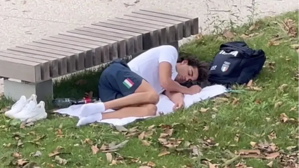 poptime's tweet photo. VISH! Thomas Ceccon, campeão olímpico da Itália, dormiu do no parque após DETONAR condições da Vila Olímpica:

"Não há ar condicionado, faz calor, a comida é péssima. Muitos atletas saem de lá por causa disso". https://t.co/RxAhT4MjNj