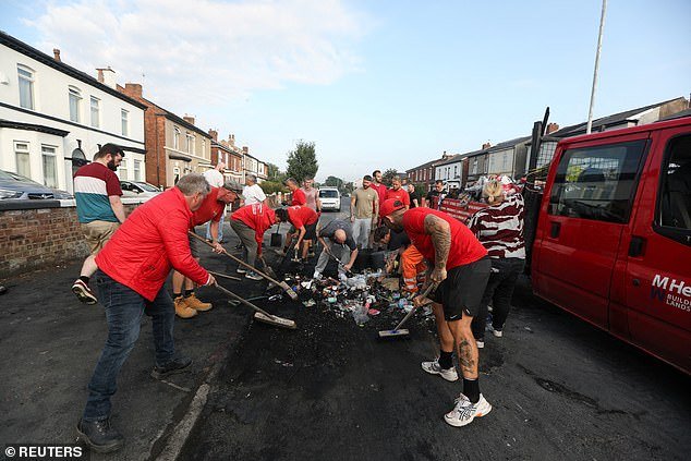 randomclovis's tweet photo. This is the British working class. Not the race rioters, not the looters, not the arsonists, not the grifting fraudsters sunning themselves in Cyprus or talking shit on GB News and Twitter. The people cleaning up after them, repairing the damage, rebuilding. https://t.co/LVhZG8pOXx