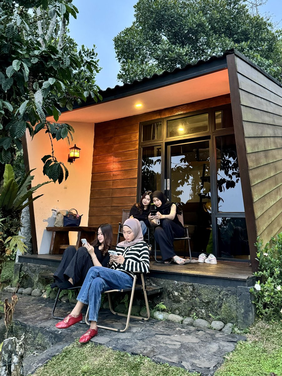 cloudysnowys's tweet photo. yang rencana mau staycation di PUNCAK BOGOR plis nginep disini deh, bagus pool cabinnya juga bagus &amp; family friendly🍃

cuacanya ADEM SEJUKK permalam start from 500ribuan aja lumayan affordable~

ini aku ber-4 udah dapet barbeque grill🥹👍🏻 https://t.co/JoYX4gF0bh