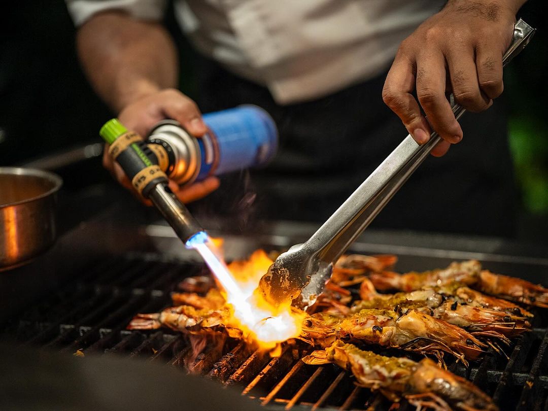 FSBali's tweet image. Join the action with chef Ong at Sokasi's Chef's Table dinner as he cook a 7-course menu featuring forgotten Balinese recipes as well as Ubud favourites like babi guling and bebek betutu. 📸: @ynsuper #experienceFS #FSTaste #BalineseFood
