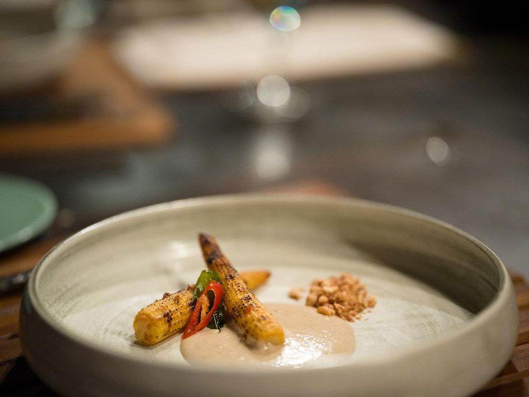 FSBali's tweet image. Join the action with chef Ong at Sokasi's Chef's Table dinner as he cook a 7-course menu featuring forgotten Balinese recipes as well as Ubud favourites like babi guling and bebek betutu. 📸: @ynsuper #experienceFS #FSTaste #BalineseFood