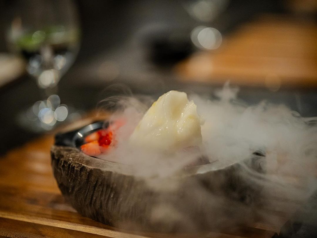 FSBali's tweet image. Join the action with chef Ong at Sokasi's Chef's Table dinner as he cook a 7-course menu featuring forgotten Balinese recipes as well as Ubud favourites like babi guling and bebek betutu. 📸: @ynsuper #experienceFS #FSTaste #BalineseFood