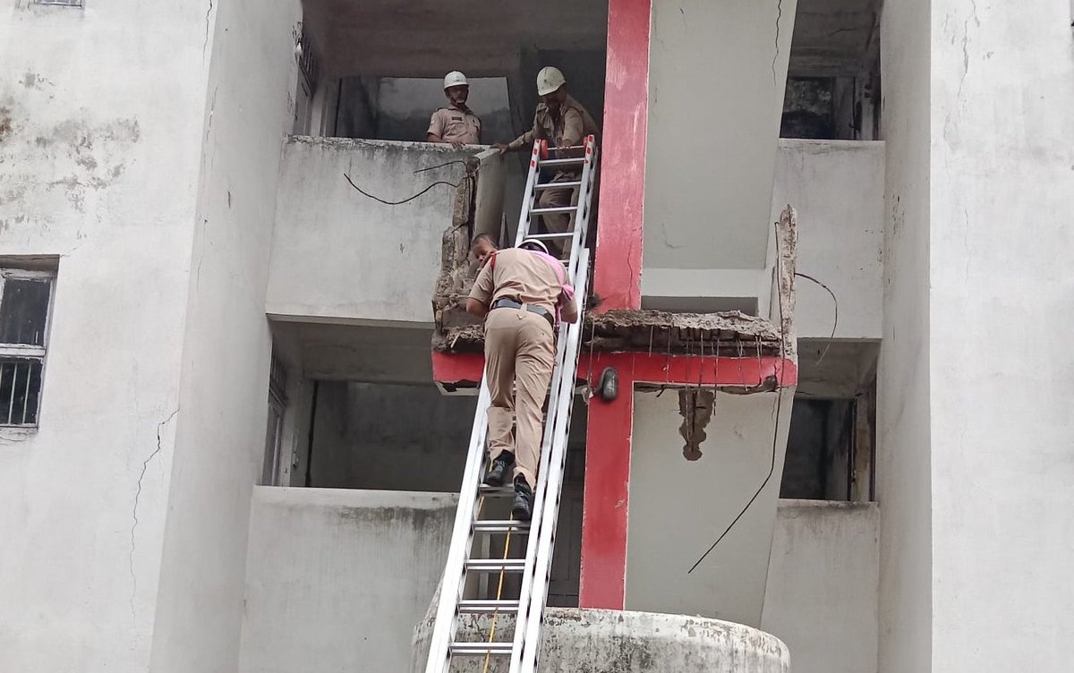 Newsofpmc's tweet image. बीएसएल बोकारो के #CISF फायर विंग के जवानों ने बोकारो में एक 3 मंजिला इमारत में फंसी 03 महिलाओं और एक दो साल के बच्चे को बचाया। लगातार बारिश के कारण इमारत की बाहरी सीढ़ियाँ ढह गईं।

#PROTECTIONandSECURITY #HUMANITY 
 #Article370. 
#Kashmir_Is_India #stockmarketcrash #UKRiots…