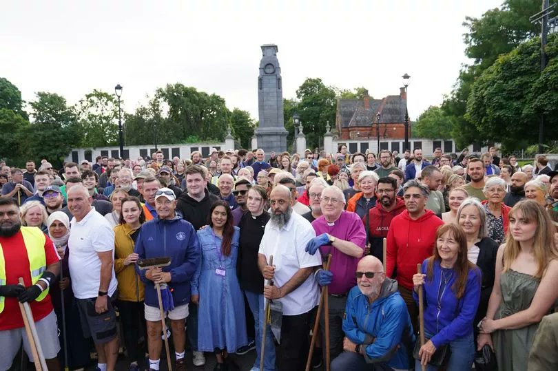 TeessideLive's tweet image. LIVE: People of Middlesbrough unite in wake of shameful riot for big clean up: tinyurl.com/243znwr4
