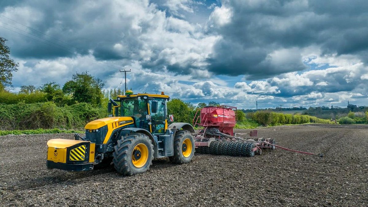 AgriweldLtd's tweet photo. Starting the week bold.
We love the look of our fastrac transport boxes and this one is no exception, looking superb on Red Brown Farmings JCB Agriculture Fastrac working a Horsch drill.
This box has an added belly weight for a bit of ballast out front.
#agriweld #jcb #fastrac https://t.co/wg7j0JNuTz