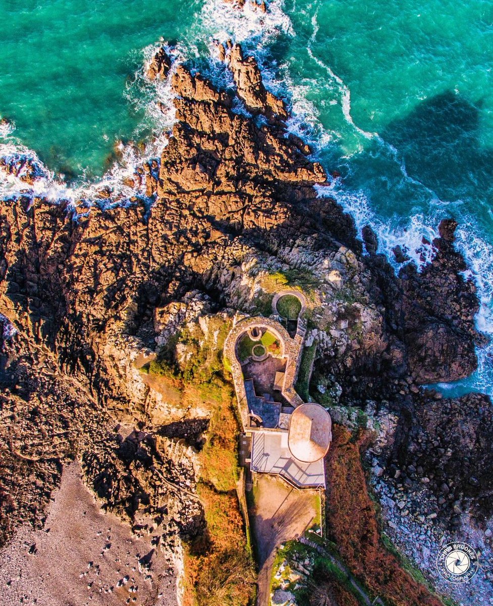 La Crête Fort in Jersey 🇯🇪
It was built in the 1800’s to defend the island in the Napoleonic War &amp; then modified during the German occupation.

#jerseyci #visitjerseyci #dronephotography #ThePhotoHour #DroneHour #lacretefort #topdown