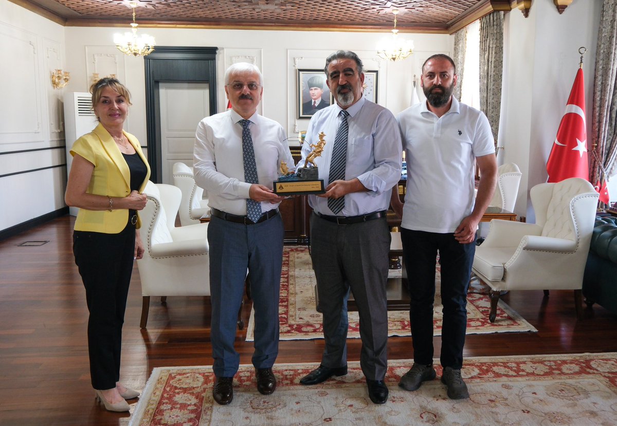 Amatör ve Sportif Olta Balıkçılığı Federasyonu Başkanı Mustafa Serkan İnanç, Başkan Yardımcıları Özden Aydın Şimşek ve İbrahim Şen, Valimiz Sayın @Erkan_Kilic14’ı makamında ziyaret ettiler.