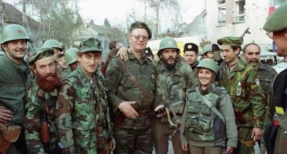 dijalekticar's tweet image. Veljko Mladenovic :
Prvi tenkovi u SFRJ su na jedan narod od WWII izvedeni 1991. u Beogradu. Sve ostalo je bilo samo posledica te odluke.

Da 91g. nismo išli hrvate napadati tenkovima nebi 95g. bežali na traktorima.

Juče je u Loznici obeležavana “Oluja”, u gradu koji je prema…