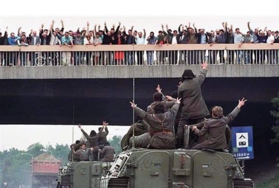 dijalekticar's tweet image. Veljko Mladenovic :
Prvi tenkovi u SFRJ su na jedan narod od WWII izvedeni 1991. u Beogradu. Sve ostalo je bilo samo posledica te odluke.

Da 91g. nismo išli hrvate napadati tenkovima nebi 95g. bežali na traktorima.

Juče je u Loznici obeležavana “Oluja”, u gradu koji je prema…