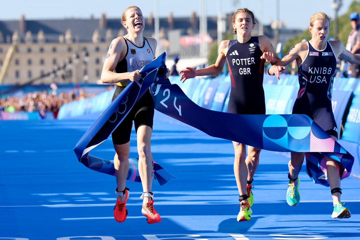 After a photo finish, <a href="/TeamGB/">Team GB</a> take bronze in the Olympic triathlon mixed team relay at #Paris2024 🥉

Read how the action unfolded as Alex Yee, Georgia Taylor-Brown, Sam Dickinson and Beth Potter made the podium ⬇️
 britishtriathlon.org/news/team-gb-w…

📸 @WorldTriathlon 

#Olympics