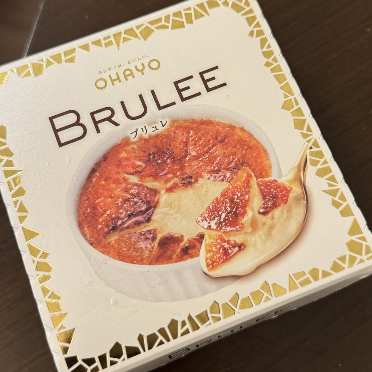 sfkkfs_'s tweet photo. ถ้าใครมาญี่ปุ่น แนะนำขนม 2 ตัวนี้ อร่อยมากก 

- Brulee ที่ iu กิน อร่อยจริงงง เป็นเครมบรูเล่ เวอร์ชั่นไอติม หน้าน้ำตาลไหม้ + ไอติมวนิลา เข้ากันมากกกก แต่ก็หวาน 

- Chocolate ganache มีไส้ครีมข้างใน ช็อกเข้มข้น นุ่นหนึบ อร่อยยย ไส้ครีมหวานพอดี ชอบมากกกกกกก https://t.co/EGcuSdV3xn