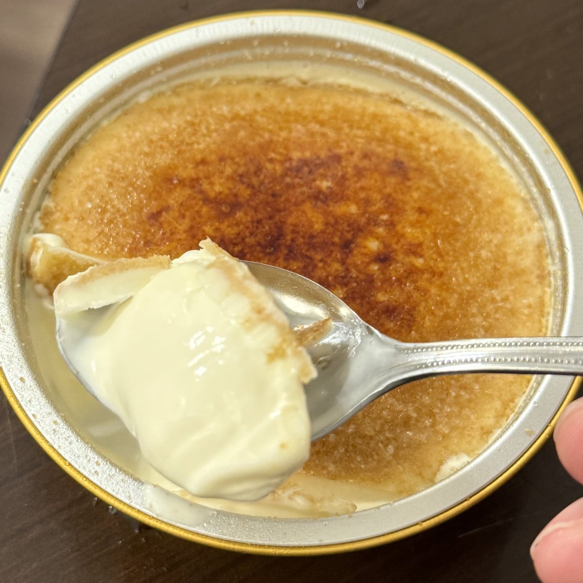 sfkkfs_'s tweet photo. ถ้าใครมาญี่ปุ่น แนะนำขนม 2 ตัวนี้ อร่อยมากก 

- Brulee ที่ iu กิน อร่อยจริงงง เป็นเครมบรูเล่ เวอร์ชั่นไอติม หน้าน้ำตาลไหม้ + ไอติมวนิลา เข้ากันมากกกก แต่ก็หวาน 

- Chocolate ganache มีไส้ครีมข้างใน ช็อกเข้มข้น นุ่นหนึบ อร่อยยย ไส้ครีมหวานพอดี ชอบมากกกกกกก https://t.co/EGcuSdV3xn