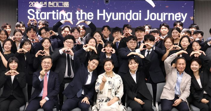 tang__kira's tweet photo. CEO  dari Grup Hyundai Hyun Jeongeun pas dateng ke upacara pelatihan karyawan Hyundai bilang bahwa Pemikiran ala Wonyoung /원영적 사고 adalah value yang harus dimiliki karyawan.

"Kekuatan yang muncul dari sikap positif adalah core value dari Hyundai. Sekarang saya minta kalian semua upgrade value ini agar terus fresh"

https://t.co/Y9iUE7mzzG