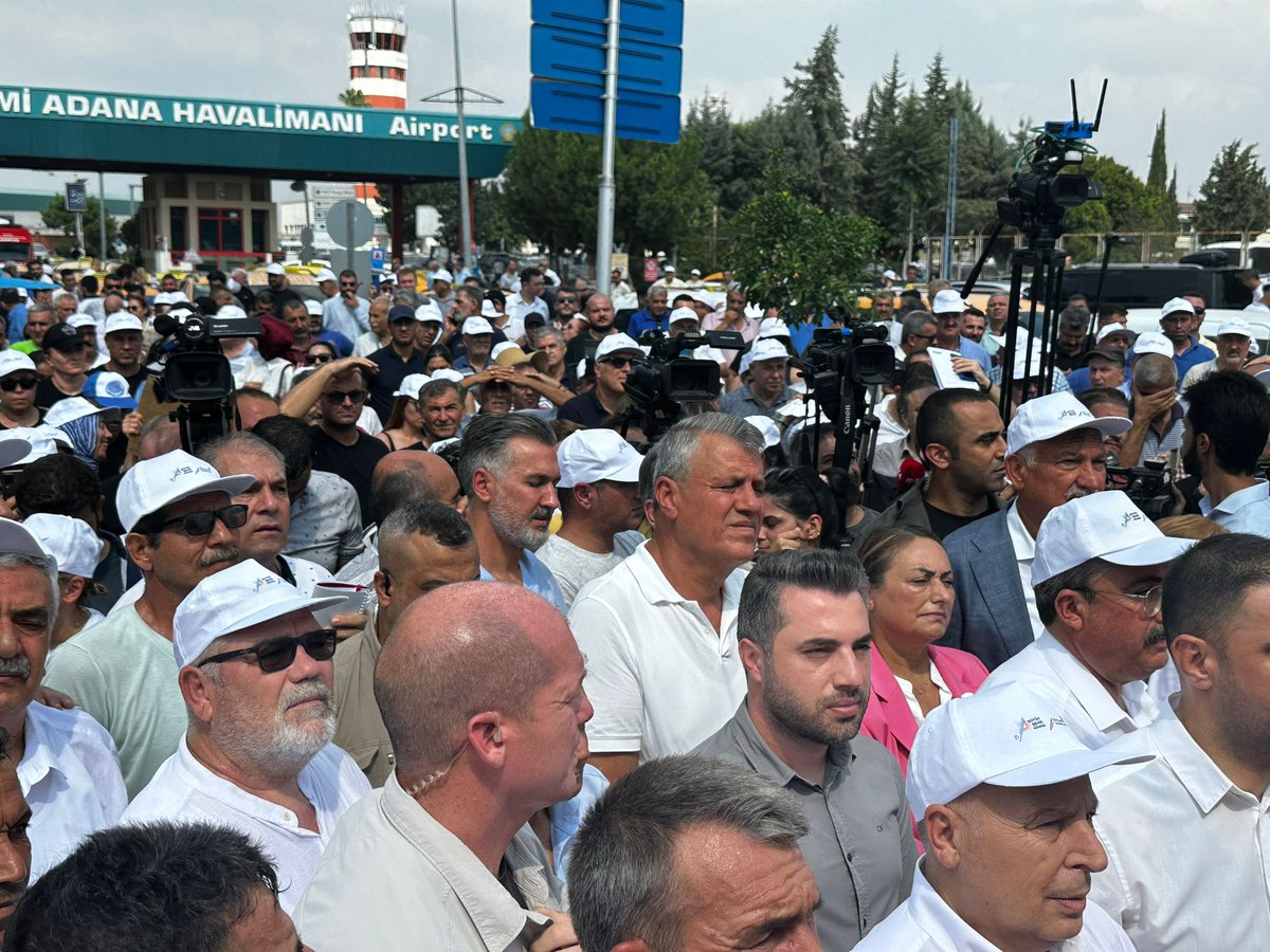 AyhanBarut01's tweet photo. Adana Havaalanı kapatılmasın!

Adana'ya kötülük yapmaktan başka bir şey yapmıyor, bütün değerlerimizi yok ediyorlar. Adana Havaalanımızı kapatmaya çalışanlara karşı Milletvekillerimiz, Belediye Başkanlarımız, Örgütlerimiz, yol arkadaşlarımız ve kıymetli hemşehrilerimizle sesimizi yükselttik. Hesap verecekler, bedelini ödeyecekler! 
#AdanaHavalimanıKapatılamaz 
#AdanaHavaalanıKapatılamaz