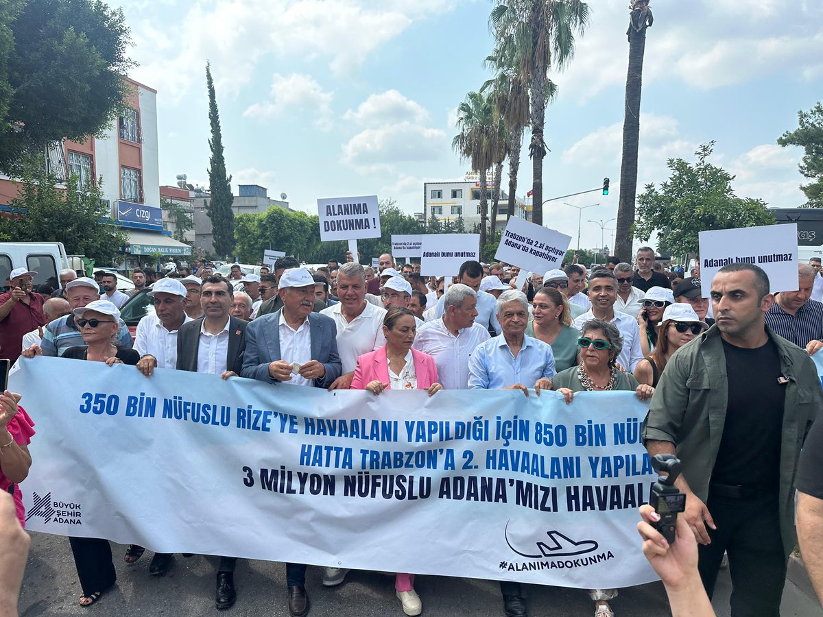 AyhanBarut01's tweet photo. Adana Havaalanı kapatılmasın!

Adana'ya kötülük yapmaktan başka bir şey yapmıyor, bütün değerlerimizi yok ediyorlar. Adana Havaalanımızı kapatmaya çalışanlara karşı Milletvekillerimiz, Belediye Başkanlarımız, Örgütlerimiz, yol arkadaşlarımız ve kıymetli hemşehrilerimizle sesimizi yükselttik. Hesap verecekler, bedelini ödeyecekler! 
#AdanaHavalimanıKapatılamaz 
#AdanaHavaalanıKapatılamaz