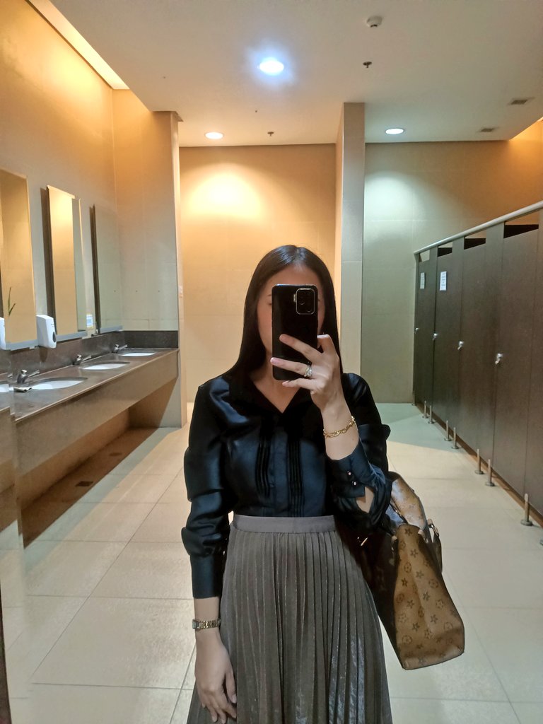 RoseAnnDacallos's tweet photo. Survived the first day of school✨
#CollegeInstructor https://t.co/Yj027LilVN