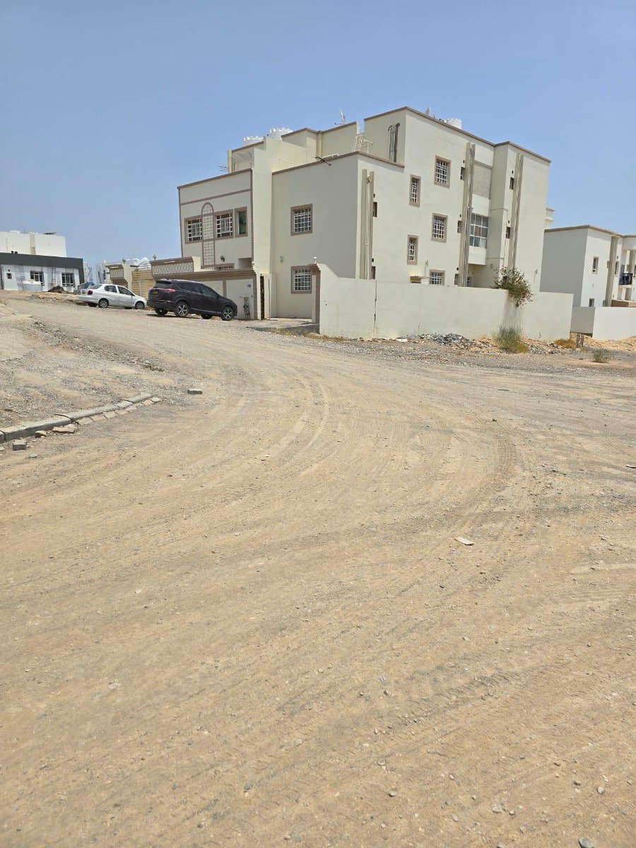 منازل جديدة في حي الزعفرانية - المعبيلة الجنوبية خسر عليها أصحابها الكثير من الأموال لكي يعيشوا فيها بأريحية لكن للأسف  الشوارع الترابية تزعجهم كثيرا حيث تملأ بيوتهم بالتراب يوميا كلما مرت عليها المركبات.
منذ قرابة السنتين تم تمهيد الشارع واستبشر أهلها خيراً لكن للأسف إلى الآن لم