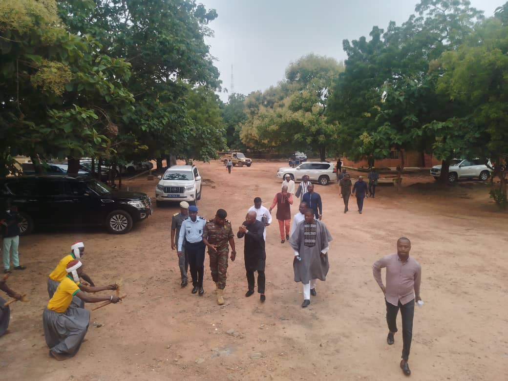 📢 Après Natitingou pour la 13ème édition de l'Université de Vacances, Bembèrèkè accueille, en ce moment, le Ministre des Enseignements Maternel et Primaire SEM <a href="/KarimouSMEMP/">Salimane KARIMOU</a> pour l'édition 2024, ce lundi 5 août, au Prytanée Militaire de la Cité de #Bio_Guéra.

#GouvBenin #UV2024