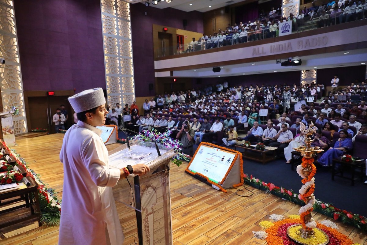 JM_Scindia's tweet photo. भारत सिर्फ sports खेलता नहीं बल्कि sports को जीता है! इसी का परिणाम है कि आज हमारे खिलाड़ी पेरिस ओलिंपिक 2024 में भारत की शान बढ़ा रहे हैं।

इसको चिरस्थायी बनाने के ल��ए आज, केंद्रीय युवा कार्यक्रम एवं खेल तथा श्रम एवं रोजगार मंत्री डॉ @mansukhmandviya जी और खेल जगत के अनेक दिग्गजों और ओलिम्पिक खिलाड़ियों की उपस्थिति में 33वें ओलंपिक खेल, #Paris2024 पर एक स्मारक डाक टिकट जारी करने का सौभाग्य प्राप्त हुआ। #Stamp4Bharat