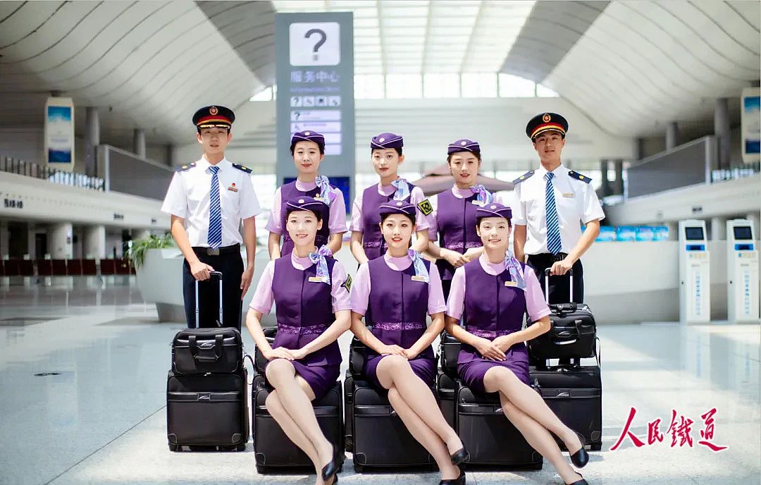 ChinaRailways's tweet image. This summer, high-speed rail attendants of CR-Shenyang have new uniforms. Blending Eastern aesthetics with practical design, these uniforms bring a touch of Oriental elegance to the warm season. #RailwayTime #ChinaRailway