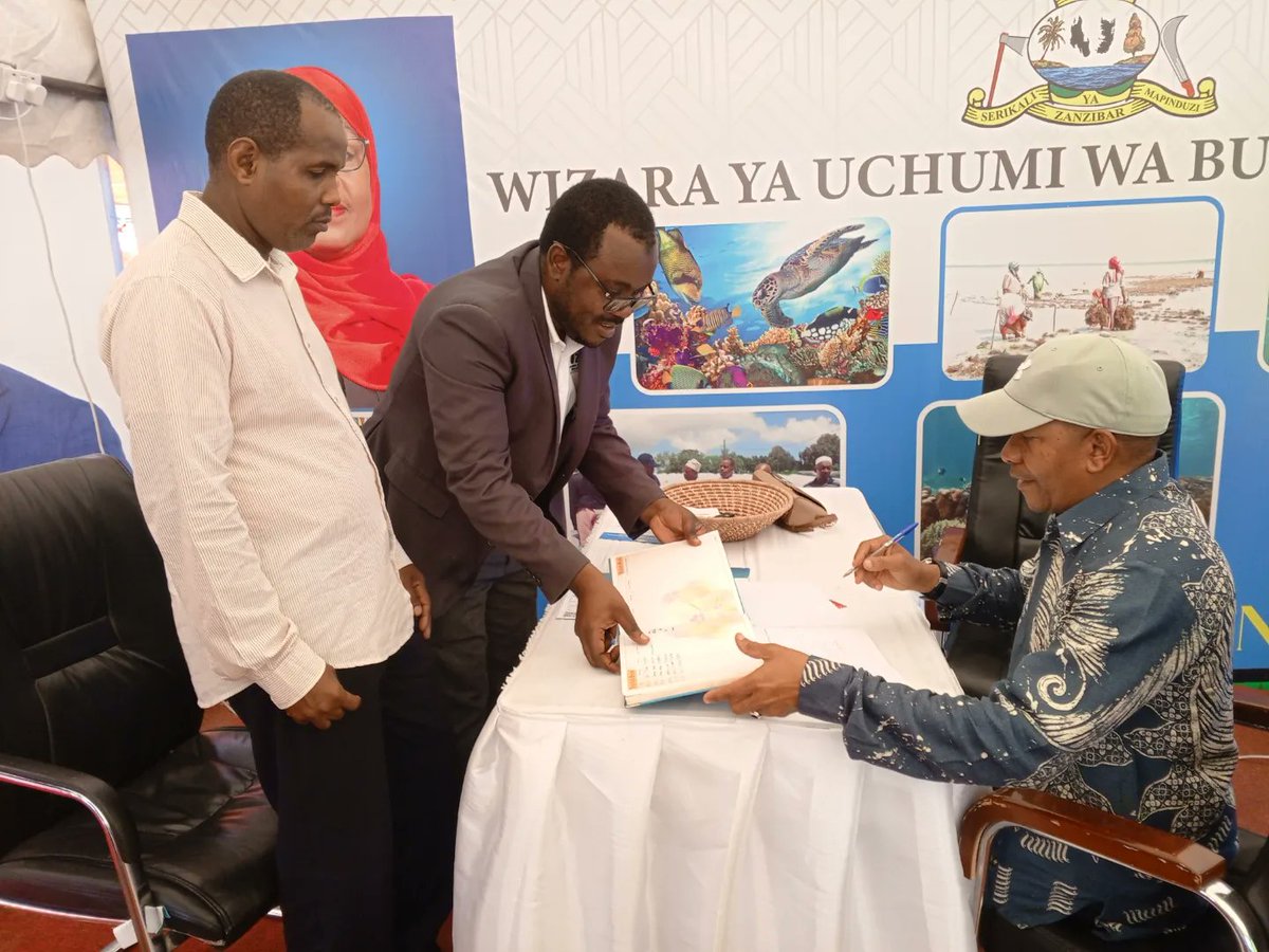 Wizara ya Uchumi wa Buluu na Uvuvi Zanzibar (@wubu_zanzibar) on Twitter photo Waziri wa Nchi Ofisi ya Rais Kazi, Uchumi na Uwekezaji Zanzibar Mhe. Sharif A. Sharif akisaini vitabu vya wageni vya Idara na Taasisi za Wizara ya Uchumi wa Buluu na Uvuvi wakati alipotembelea Banda la <a href="/WUBU_Zanzibar/">Wizara ya Uchumi wa Buluu na Uvuvi Zanzibar</a> Leo tarehe 05 Agosti, 2024 katika Maonesho ya 7 ya Kilimo Dole. Waziri wa Nchi Ofisi ya Rais Kazi, Uchumi na Uwekezaji Zanzibar Mhe. Sharif A. Sharif akisaini vitabu vya wageni vya Idara na Taasisi za Wizara ya Uchumi wa Buluu na Uvuvi wakati alipotembelea Banda la <a href="/WUBU_Zanzibar/">Wizara ya Uchumi wa Buluu na Uvuvi Zanzibar</a> Leo tarehe 05 Agosti, 2024 katika Maonesho ya 7 ya Kilimo Dole.