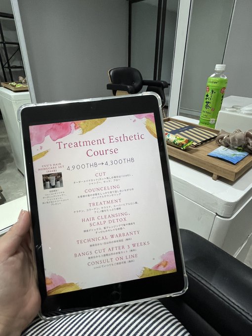 トンローのプライベート美容室「Cuu's Bit.」でトリートメントエステを受けました！シャンプーでは落とせない毛穴の汚れを除去し、髪と頭皮を綺麗にしてから施術。髪がサラサラになって大満足✨  プロモ価格でトリートメントエステが4300バーツ、初回限定で「クーオリジナルケアセット」プレゼントも🎁<a href="/tag/%E3%82%A2%E3%83%95%E3%82%BF%E3%83%8C%E3%83%BC%E3%83%B3%E3%83%86%E3%82%A3%E3%83%BC"class="tags"><span>#アフタヌーンティー</span></a><a href="/tag/%E3%83%90%E3%83%B3%E3%82%B3%E3%82%AF"class="tags"><span>#バンコク</span></a><a href="/tag/intercontinentalbangkok"class="tags"><span>#intercontinentalbangkok</span></a>