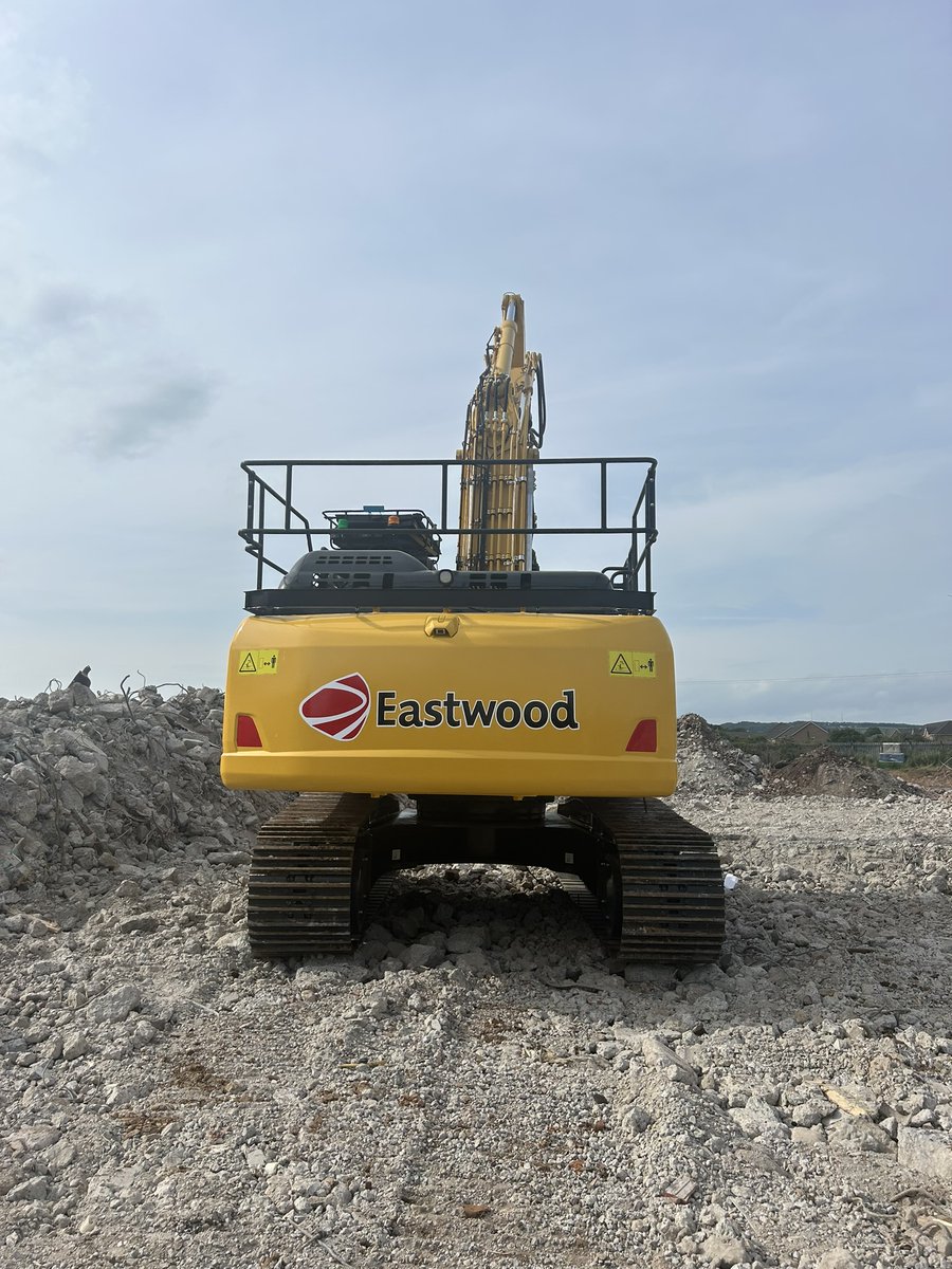 New excavator added to our fleet. The machine comes with oilquick
coupler system and a Epiroc Hb3600 hammer #eastwooddemolition #oilquick #epirochb3600 #komatsu360 #wacmccandless #worsleyplantltd