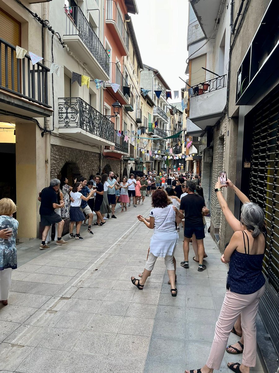 singatalla's tweet photo. Ballada de #Rigodons FM de Sort 2024
El passat 3 d'agost ens vam trobar 52 balladores al C/Major de Sort per ballar els rigodons i en finalitzar es va repartir #Redort i porrons de cervesa i llimonada.
Que d’avui en un any poguem celebrar tal diada!
📷: A. Azamar i R. Alert https://t.co/Wzq0oQrv5g