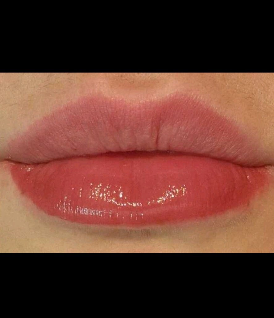 Si al rossetto ma prima fatti i baffetti per la miseria