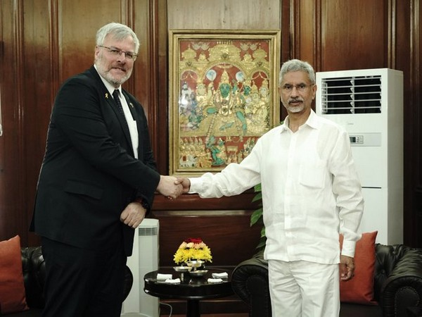 ani_digital's tweet photo. Jaishankar thanks outgoing Israel envoy Gilon for contribution in strengthening ties
Read @ANI Story | https://t.co/liR9mQCLQO
#India #SJaishankar #Israel #NaorGilon https://t.co/UO2hoAi0Vl