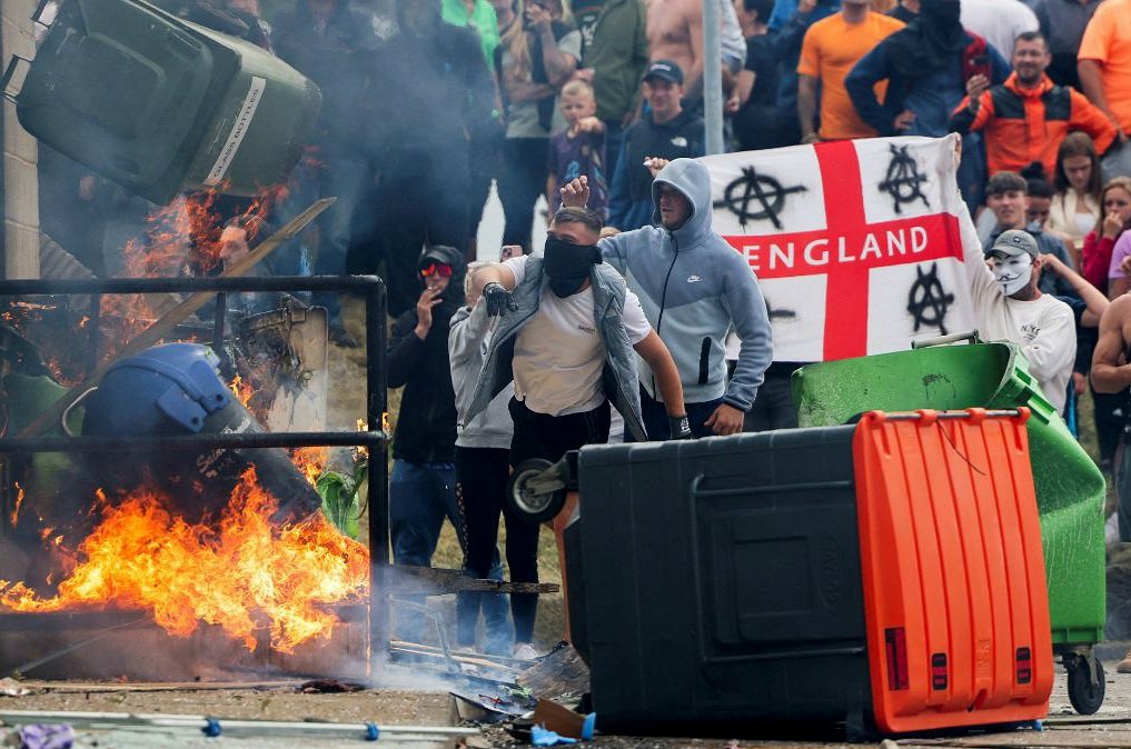BrexitBin's tweet photo. You can't effectively fight the far-right thugs and their agitators without also destroying their flagship policy of Brexit. Pandering to them has done no good. They're the only ones who'll be angry if Brexit is overturned. And as they're always angry anyway, what's to lose? https://t.co/0gTkQSBahx