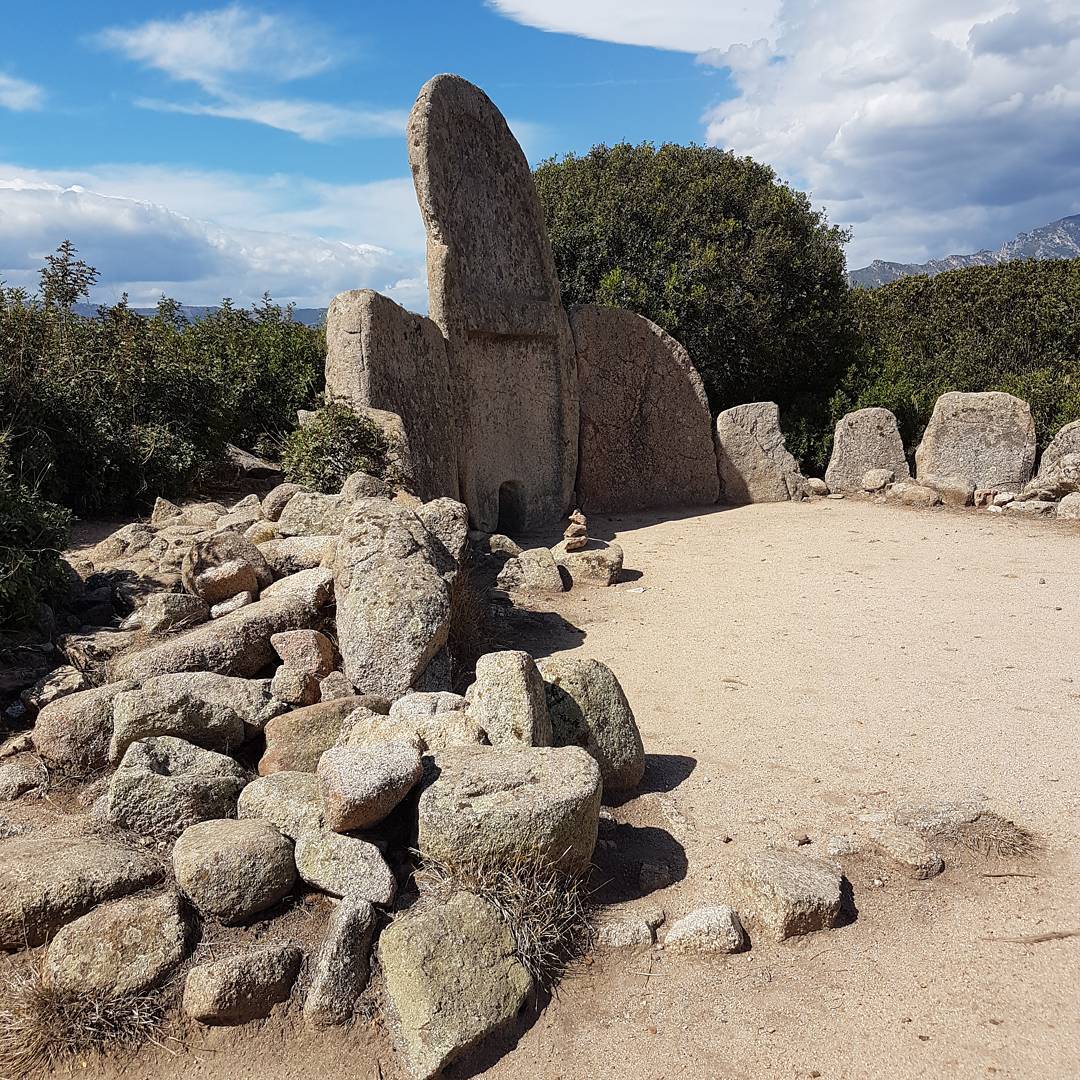 AutunnoBarbagia's tweet photo. Le civiltà che vissero in queste terre ci hanno lasciato in eredità spettacolari monumenti: a Dorgali possiamo trovare un monumento funerario di epoca nuragica: la Tomba di S'Ena e Thomes. #AutunnoinBarbagia24 a #Dorgali 28.09 - 29.09 https://t.co/2G63N2zoOj📷 @letiziaskitchen https://t.co/CWU7go1lfn
