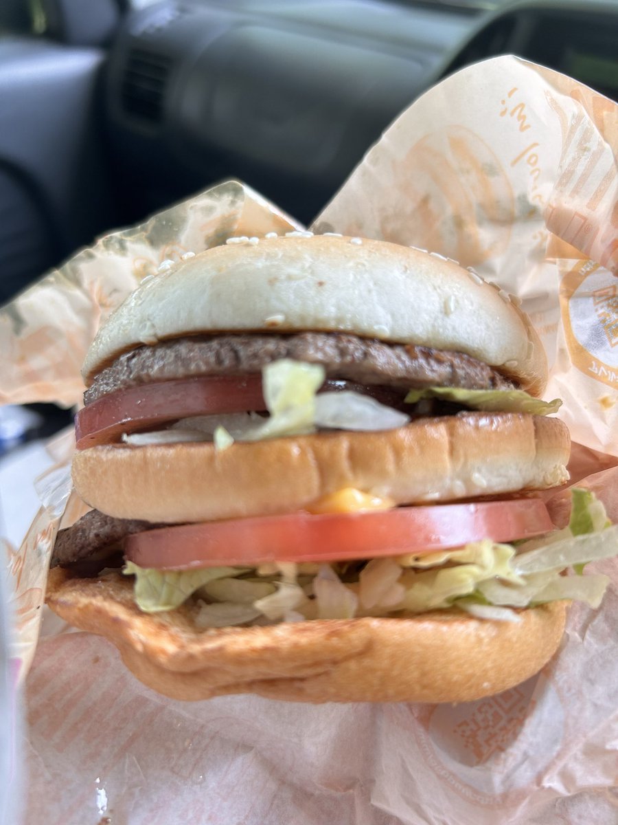 kisao7's tweet photo. ビックマックにトマト2枚トッピング🍅今までにない美味しさ！リピ確定👍 https://t.co/dxaaRciPRM