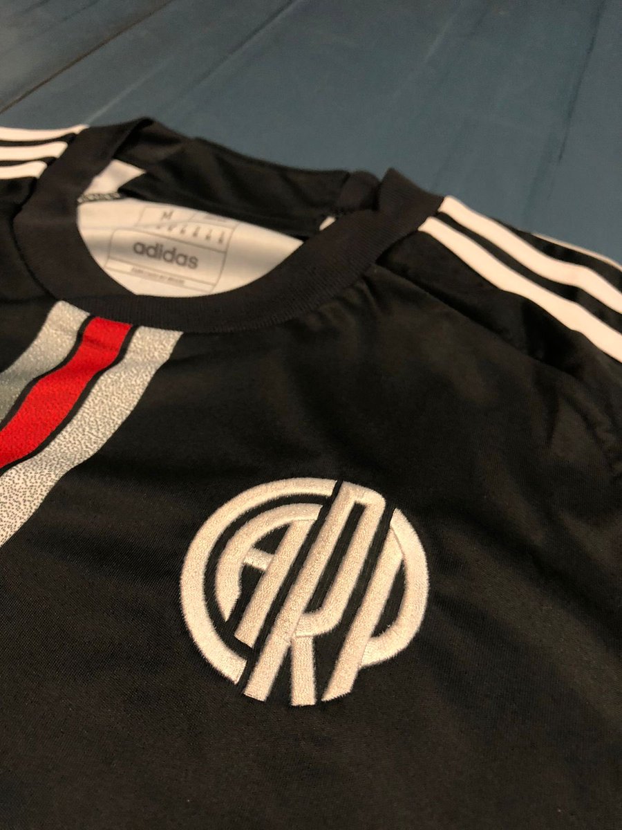 SANTIAGODELMORO's tweet photo. LUNES en #ElClubDelMoro 🍀🍀🍀en vivo hasta las 10 hrs. Hoy regalamos Camisetas de RIVER  📻 Participan con #ElClubDelMoro en FM99.9  @la100fm La 💯 https://t.co/CO56En1XcO