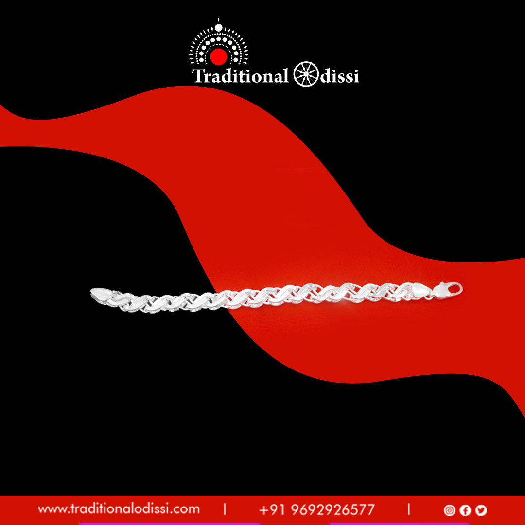 TraditionalO's tweet image. Enhance any outfit with our meticulously designed silver #Bracelets. These exquisite pieces exude sophistication, effortlessly elevating your style for any occasion—whether it’s a special event or a casual outing. Call +91 9692926577 to order.
#SilverBracelets #silverjewellery