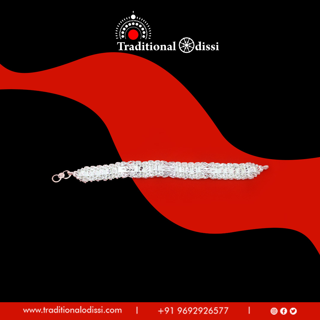 TraditionalO's tweet image. Enhance any outfit with our meticulously designed silver #Bracelets. These exquisite pieces exude sophistication, effortlessly elevating your style for any occasion—whether it’s a special event or a casual outing. Call +91 9692926577 to order.
#SilverBracelets #silverjewellery
