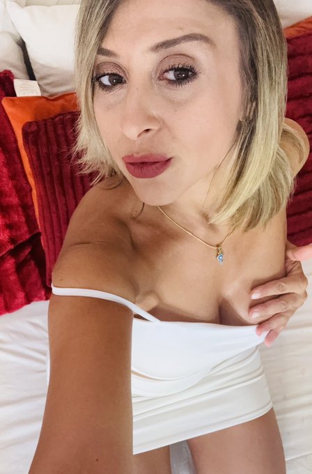 white dress on tanned skin ✨  https://t.co/EVdZoRzqSO https://t.co/buCMxXxsFO<a href="/tag/christmas"class="tags"><span>#christmas</span></a><a href="/tag/christmaseve"class="tags"><span>#christmaseve</span></a>