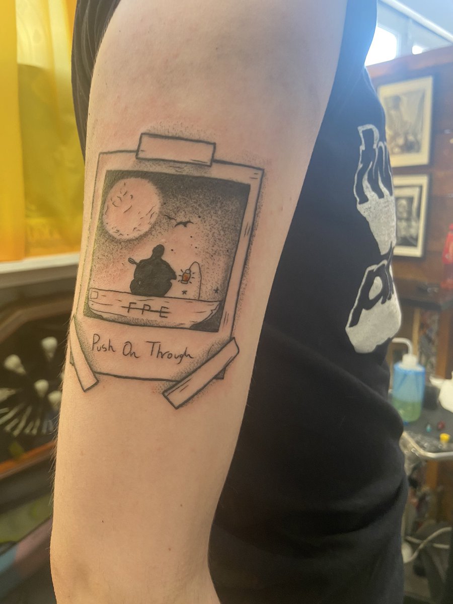graciebrown21's tweet photo. Day 7 of getting @tylerrjoseph and @joshuadun to notice my new tattoo dedicated to them ❤️love this band with all my heart  
😂

@twentyonepilots #twentyonepilots https://t.co/123KdYbO05