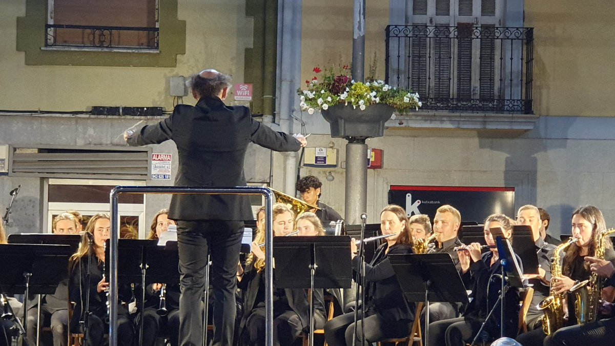 🎶🕺🏻DANTZALDIA 💃🏻🔥

Aurreko larunbatean eskainitako dantzaldian herriko plaza betetzea lortu zenuten! 
Mila esker bertara gerturatutako herritar guztiei!! 🥰🫶🏼

Hementxen argazki batzuk! 📸 Inma Alberdi

Orain hurrengo emanaldiak ensaiatzera… 🔜 SAN ROKE 2024🔥🔻