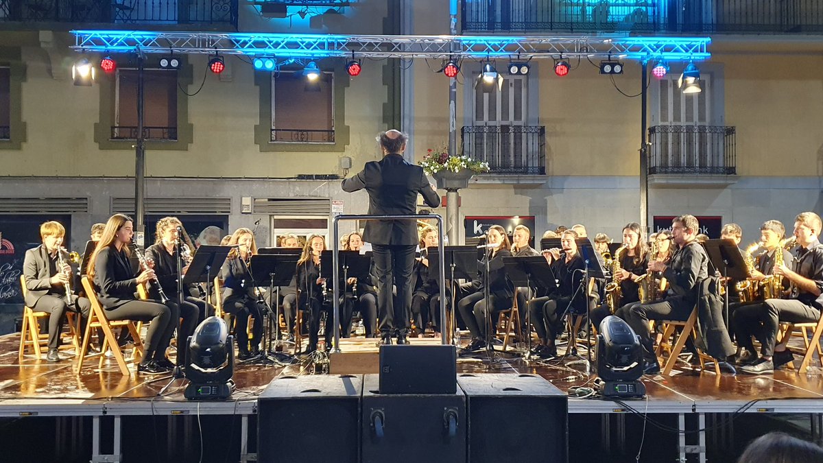DebakoBanda's tweet photo. 🎶🕺🏻DANTZALDIA 💃🏻🔥

Aurreko larunbatean eskainitako dantzaldian herriko plaza betetzea lortu zenuten! 
Mila esker bertara gerturatutako herritar guztiei!! 🥰🫶🏼

Hementxen argazki batzuk! 📸 Inma Alberdi

Orain hurrengo emanaldiak ensaiatzera… 🔜 SAN ROKE 2024🔥🔻 https://t.co/yI9SN5qq9s