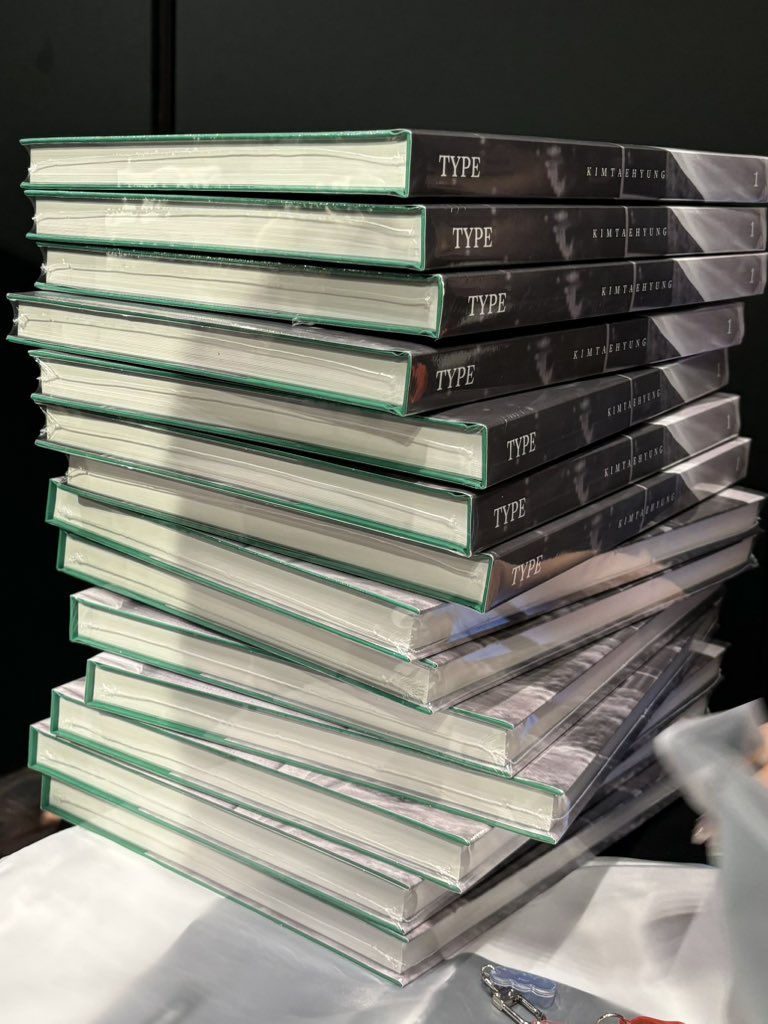 GIVEAWAY 🥳
BTS V ‘TYPE 1’ PHOTOBOOK (SEALED)

• must be following us <a href="/kwave_chingu/">KWAVE CHINGU</a> 
• retweet this tweet
• tag 2 of your moots! 👯‍♀️

OPEN WORLDWIDE 🌍
*free shipping is capped at 300 php, any excess must be shouldered by winner

ends on Aug 10 10PM PH
GOOD LUCK !!! 🎊