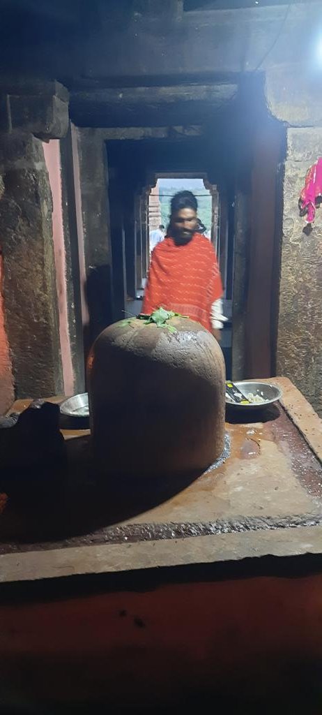 MEENAOFINDIA's tweet photo. ●कमलेश्वर शिव मंदिर बून्दी🚩
पुराने मंदिर का निर्माण 7 सदी(623ई.)में बून्दी शासक हर्षदेव ने करवाया था,मीणा शासकों ने सर्वाधिक शिव मंदिरो व देवियों के मंदिरों का निर्माण करवाया था।
बाद में नवीन मंदिर व जीर्णोद्धार का कार्य रणथंभौर शासक जेत्रसिंह ने करवाया।
#जय_मत्स्यदेश⚔️ #मत्स्य https://t.co/Rf1h11yBb1