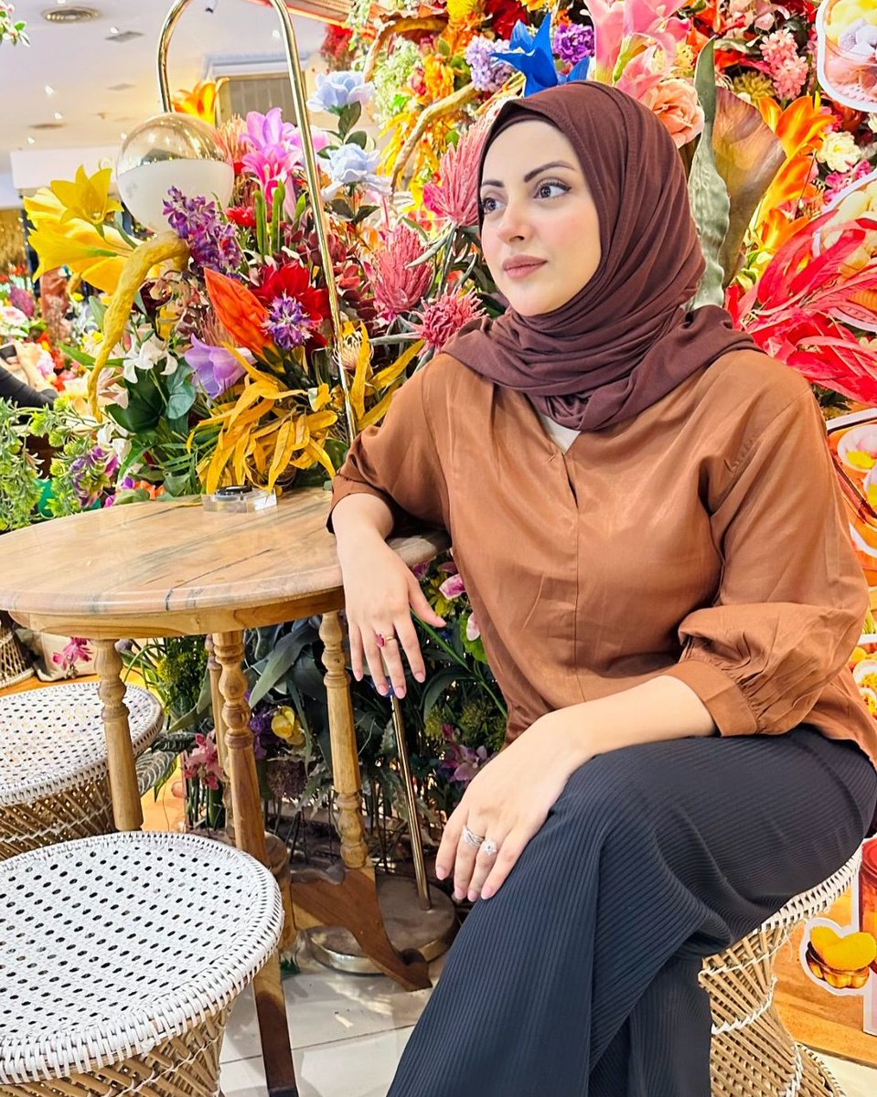 ShowbizAndNewz's tweet photo. Beauty in Hijab! #MomalKhalid https://t.co/5oLzGpSu0b