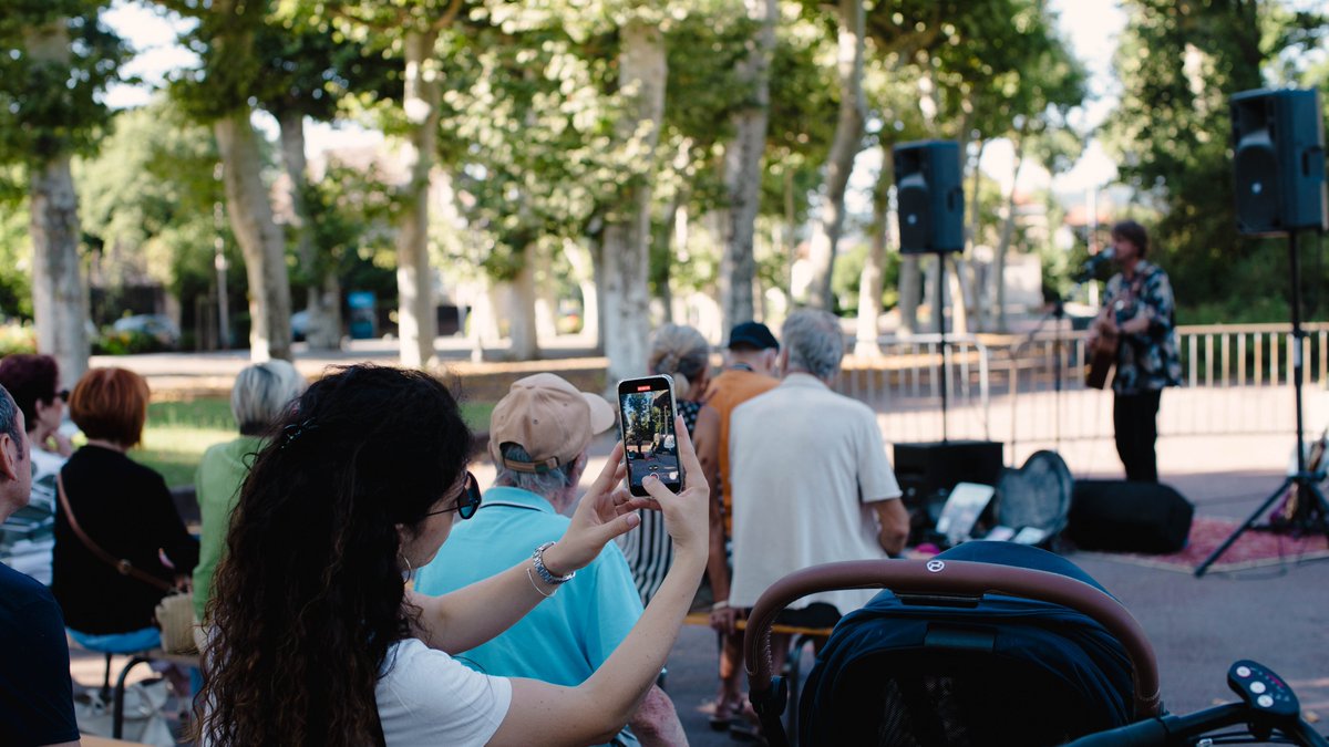 A l'ombre des grands arbres du Jardin Public, Jeff Mailfert a pris place, simplement, accompagné de ses guitares. Pendant plus d'une heure, il a enchanté le parc. Un silence régnait dans le public présent. Des yeux charmés fixaient l'artiste. Une pause artistique très appréciée.