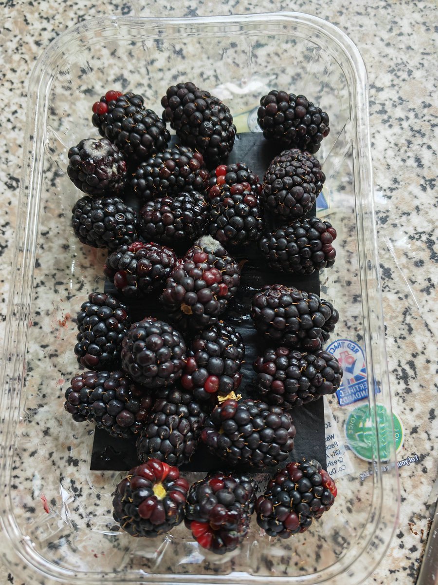 LooperzLou's tweet photo. For the second week in a row, I've been delivered #mouldyfruit from @Tesco 🤬🤬 bloody disgrace! They are never gonna believe me if I call again 😱😱 https://t.co/kSAkCi7faJ