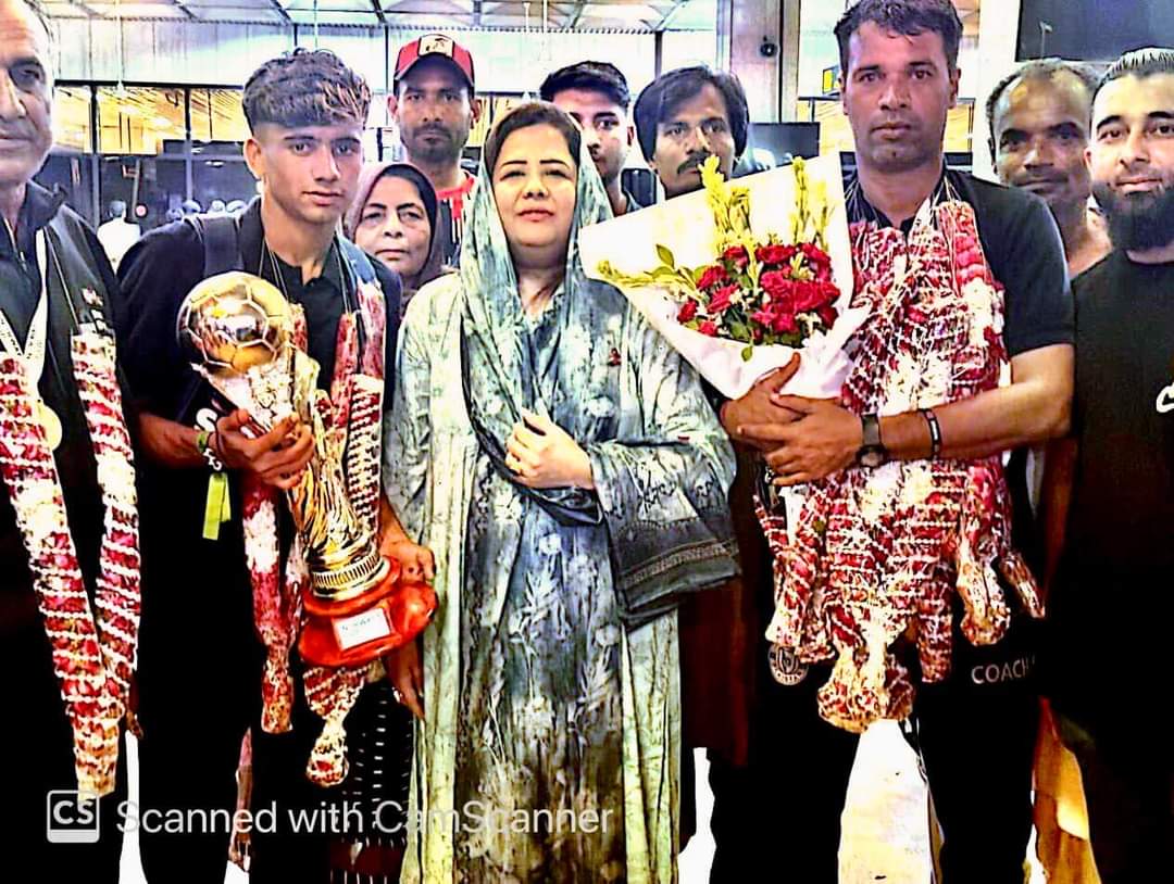 SaimaAgha17627's tweet image. ایم پی اے و پارلیمانی سیکرٹری برائے کھیل و امورِ نوجوانان صائمہ آغا نے کراچی ایئرپورٹ پر بیٹر فیوچر پاکستان انڈر 15 ٹیم کا استقبال کیا اور انہیں پھولوں کے گلدستے پیش کیے...
#mpasaimaagha #sportsandyouthaffairs #norway #PPP #betterfuturepakistan #Sindh #sports #karachi #airport