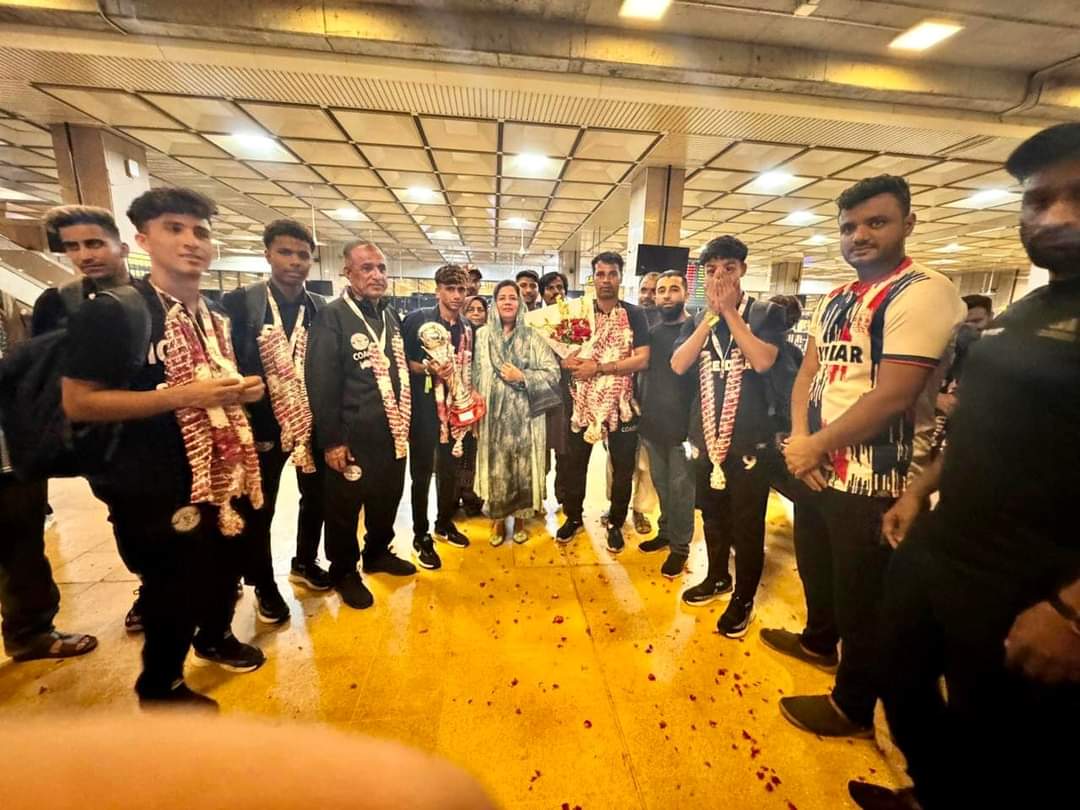 SaimaAgha17627's tweet image. ایم پی اے و پارلیمانی سیکرٹری برائے کھیل و امورِ نوجوانان صائمہ آغا نے کراچی ایئرپورٹ پر بیٹر فیوچر پاکستان انڈر 15 ٹیم کا استقبال کیا اور انہیں پھولوں کے گلدستے پیش کیے...
#mpasaimaagha #sportsandyouthaffairs #norway #PPP #betterfuturepakistan #Sindh #sports #karachi #airport