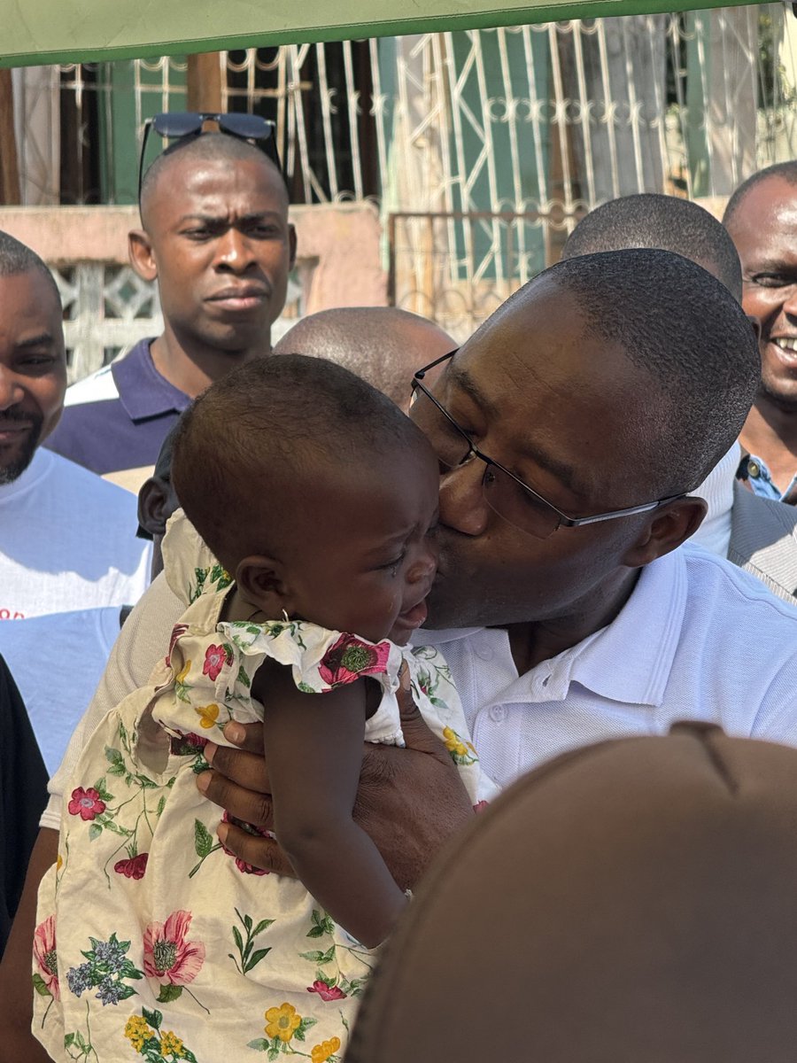 The Minister of Health of #Mozambique ⁦<a href="/JemuceJoca/">Armindo Tiago</a>⁩ hugs the first child to receive #malariavaccine in the country ⁦<a href="/SaudeMisau/">Ministério da Saúde-MISAU</a>⁩ ⁦⁦<a href="/OMSMocambique/">OMS Moçambique</a>⁩ ⁦<a href="/UNICEF_Moz/">UNICEF Moçambique</a>⁩ ⁦<a href="/gavi/">Gavi, the Vaccine Alliance</a>⁩ ⁦<a href="/WHO/">World Health Organization (WHO)</a>⁩